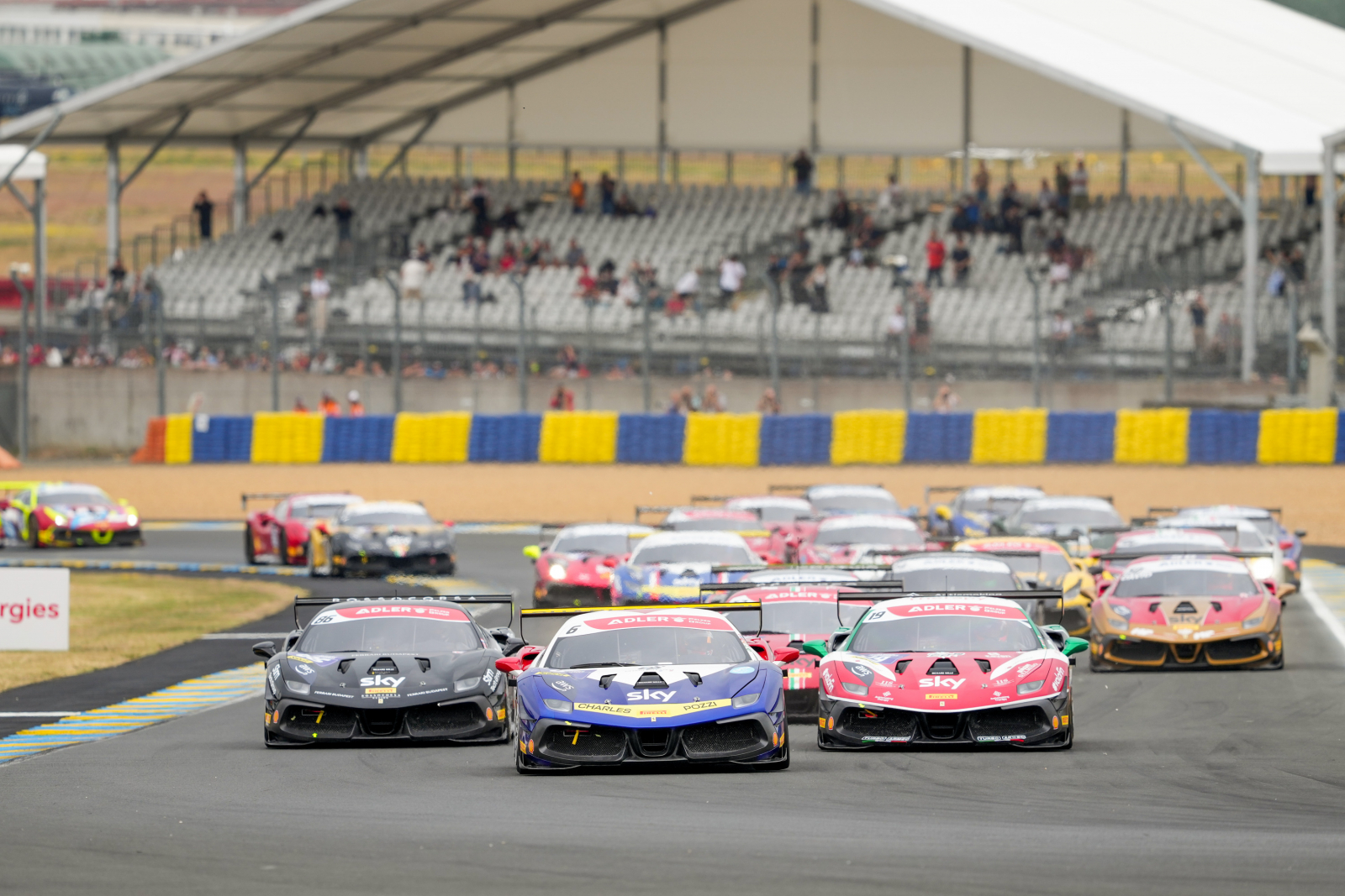 Stand GT3 pendant un arrêt aux stands